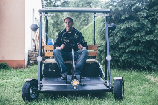 Jaromír März projel Šumavu na elektrokoloběžce, kterou si jako správný český kutil doma sám sestrojil.