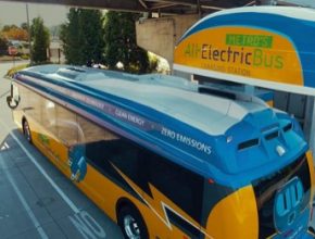 elektrobus elektrický autobus Proterra se právě nabíjí