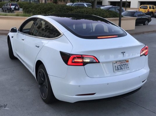 auto elektromobil Tesla Model 3 Kalifornie