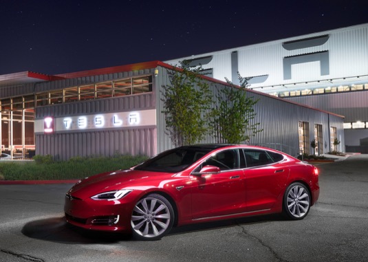 auto elektromobil Tesla Model S před továrnou Tesla ve Fremontu