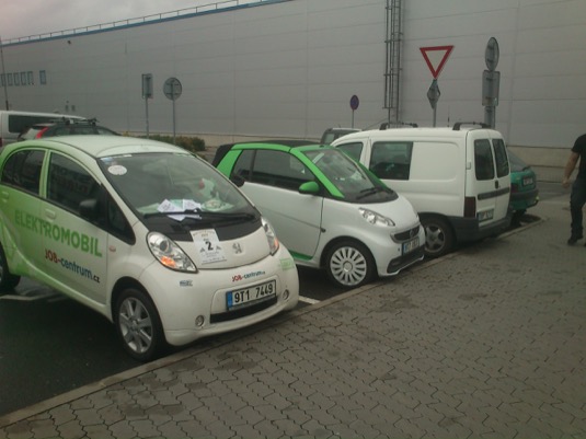 Elektromobily u AVION Shopping Parku v Ostravě během deštivé soboty