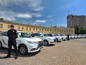 auto plug-in hybridy Mitsubishi Outlander PHEV pro ukrajinskou policii