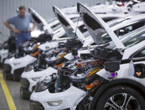auto robotické elektromobily Chevrolet Bolt EV továrna Orion Michigan