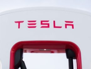 auto Tesla dobíjecí stanice Supercharger