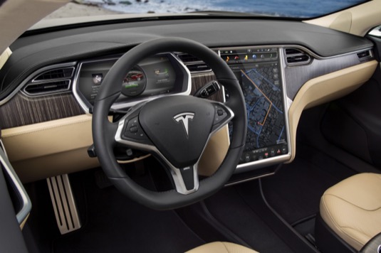 auto elektromobily Tesla Model S interier displej
