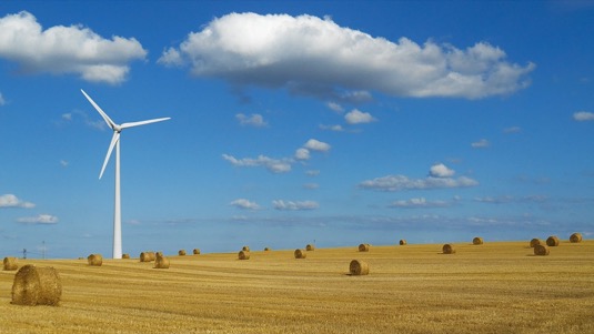 větrná elektrárna turbína pole balíky slámy