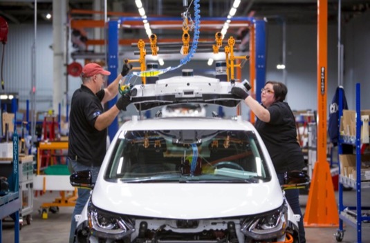 auto elektromobil Chevrolet Bolt EV výroba v továrně Orion Michigan dělníci