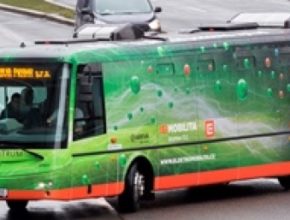 Akubaterie se 180 lithium-iontovými články mají celkovou kapacitu 172 kWh.