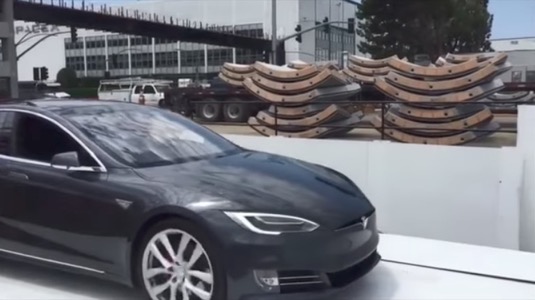 auto elektromobil Tesla Model S výtah do podzemních tunelů The Boring Company
