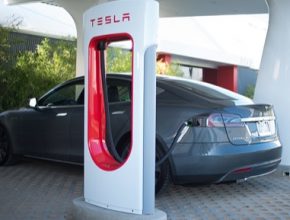 auto elektromobil Tesla Model S u nabíjecí stanice stojanu Tesla Supercharger