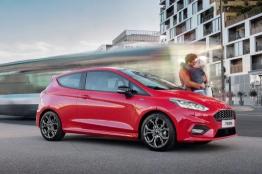 Díky novému podvozku a systému elektronického rozdělování točivého momentu se u nového Fordu Fiesta přilnavost v zatáčkách zlepšila o 10 %, brzdná dráha o 8 %.