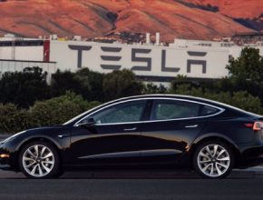 auto elektromobil první vyrobený kus Tesla Model 3