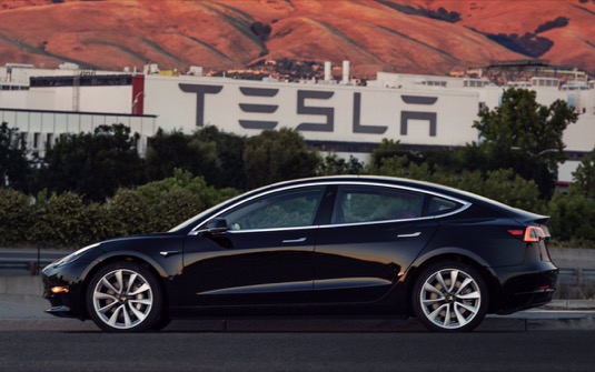 auto elektromobil první vyrobený kus Tesla Model 3