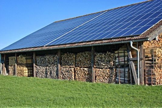 auto solární elektrárna fotovoltaika na skladu dřeva