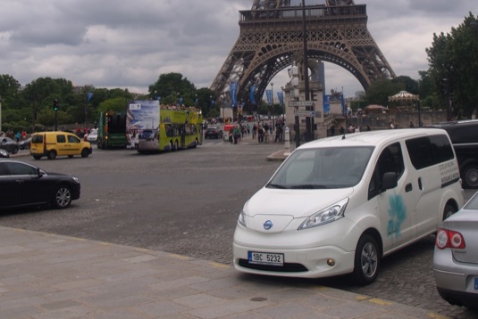 auto elektromobil Nissan e-NV200 v Paříži Eiffelova věž