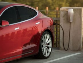 auto elektromobil Tesla Model S se dobíjí na Destination Chargeru