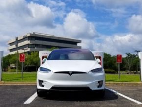 auto elektromobil Tesla Model X u nabíjecí stanice Supercharger