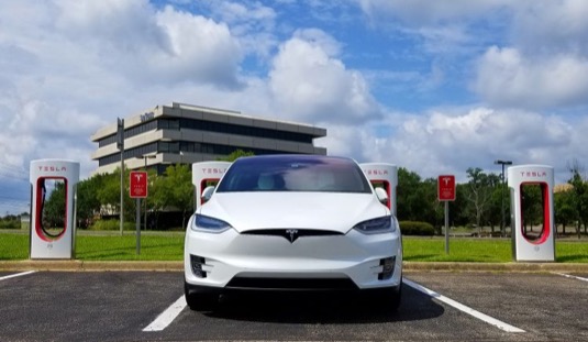 auto elektromobil Tesla Model X u nabíjecí stanice Supercharger