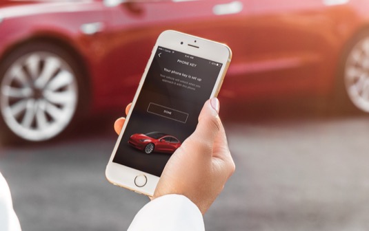 Mobilní aplikace pro přístup k elektromobilu Tesla Model 3