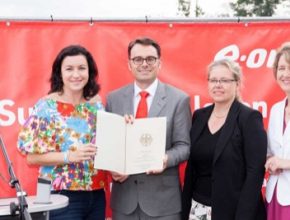 Dorothee Bär, parlamentní státní tajemnice na Spolkovém ministerstvu dopravy a digitální infrastruktury, představila oficiální dokument o schválení dotace.