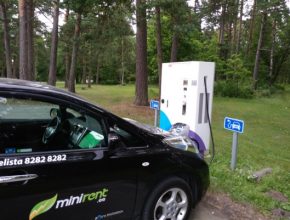 auto nabíječka v lese Estonsko