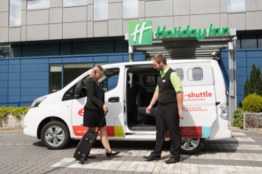 auto elektromobil Nissan e-NV200 u hotelu Holiday Inn Prague