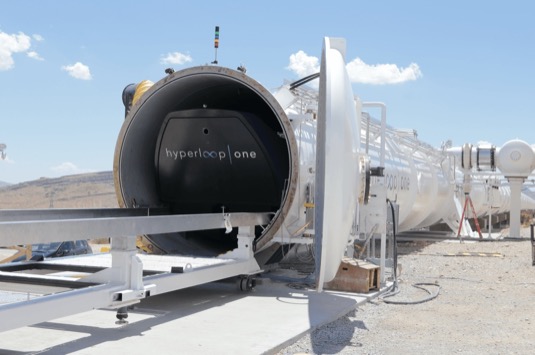 Cestovní kapsle systému Hyperloop One mizí v podtlakovém tubusu