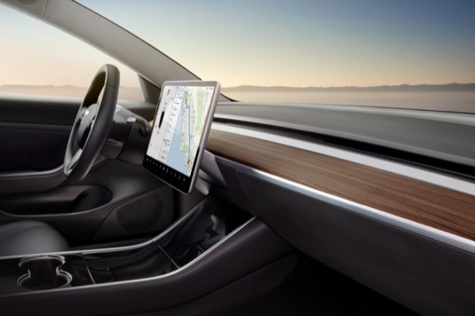 Zcela minimalistický, tedy výrazně futuristický, interiér Tesla Model 3