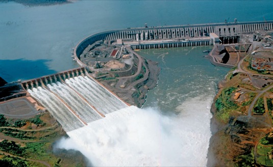 Vodní elektrárna Itaipú leží na pomezí Brazílie a Paraguaje