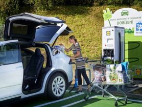 auto elektromobil Tesla Model X rychlodobíjení Lidl