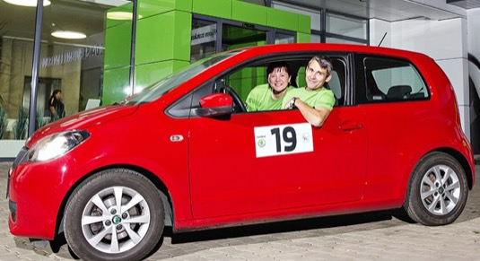 auto ​Věra a Jan Horníčkovi vyhráli 35. ročník soutěže ŠKODA Economy Run. Posádka v soutěži o nejnižší spotřebu zvítězila s vozem ŠKODA CITIGO se spotřebou pouhých 3 l/100 km.