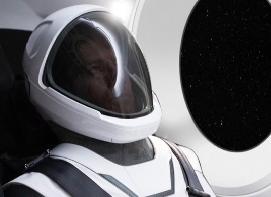 Elon Musk ukázal nový vesmírný skafandr společnosti SpaceX