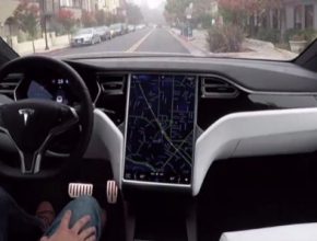 auto Tesla Autopilot jízda bez rukou elektromobily
