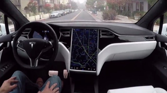 auto Tesla Autopilot jízda bez rukou elektromobily