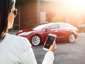 tesla-model-3-elektromobil-pristup-pres-smartphone-iphone-mobil-chytry-telefon-aplikaci
