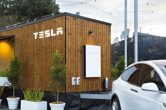 auto Tesla Tiny House Melbourne Austrálie solární elektrárna Powerwall