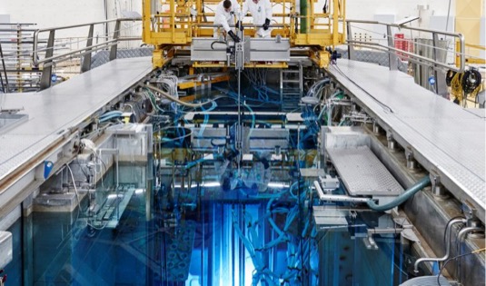 Modře zářící testovací thoriový reaktor Petten. Modré světlo je tzv. Čerenkovovo záření, což je elektromagnetická obdoba zvukové rázové vlny.