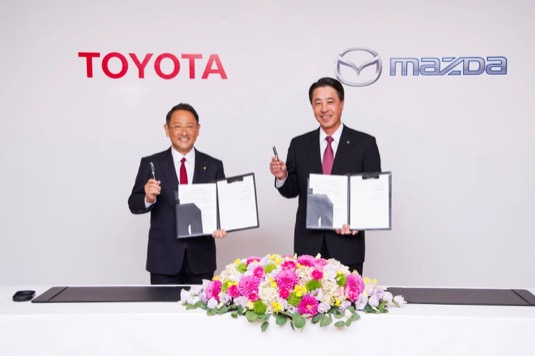 auto Mazda Toyota spojenectví