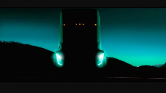 auto Tesla Semi elektrický kamion truck tahač