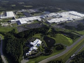 auto daimler-tuscaloosa-alabama-tovarna-vyroba-elektromobilu-plug-in-hybridu-eq