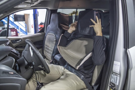 Řidič testovacího vozu má na sobě kostým, který splývá se sedadlem; to umožňuje vědcům zjistit reakce chodců v situaci, kdy se musí spolehnout jen na světelný panel znázorňující, zda se vůz chystá dát přednost, nebo se naopak rozjet