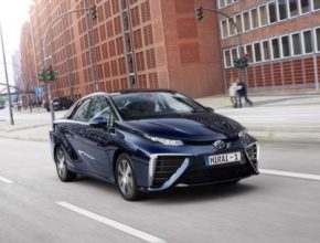 Toyota v oblasti vodíkových technologií aktivně figuruje již od roku 1992 a po 20 letech vývoje všech nezbytných technologií uvedla na trh první sériově vyráběný vodíkový model Mirai.