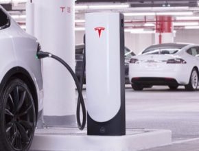 auto elektromobily Tesla Model S a Model X u nabíjecí stanice Tesla Supercharger v podzemních garážích