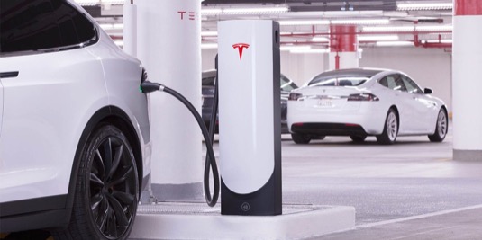 auto elektromobily Tesla Model S a Model X u nabíjecí stanice Tesla Supercharger v podzemních garážích