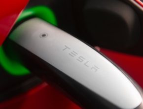 auto Tesla Supercharger konektor pro nabíjení elektromobilů