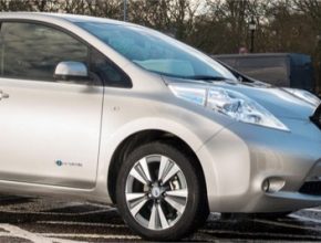 auto elektromobil Nissan Leaf dobíjení u nabíjecí stanice
