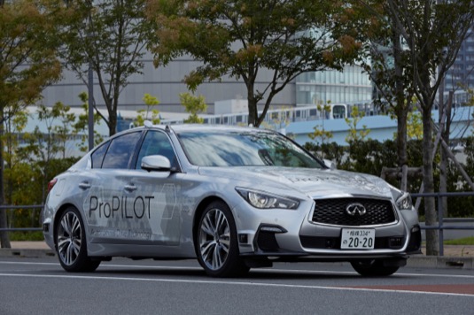 auto robotické auto Nissan v ulicích Tokia