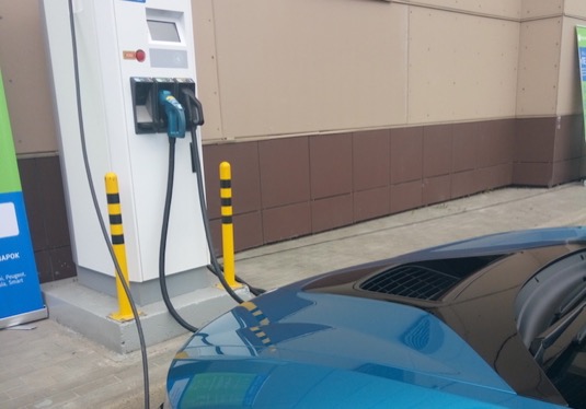 Jedna z nových rychlodobíjecích stanic ABB v Petrohradu