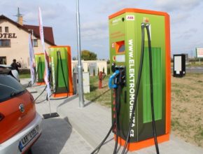 cez-elektromobilita-nabijeci-stanice-vestec-u-prahy-restaurant-u-krbu-tesla-supercharger-1