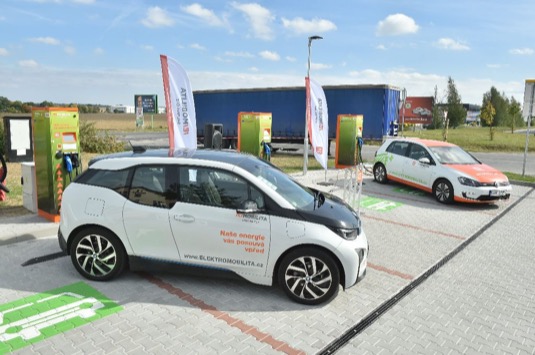 auto rychlodobíjecí stanice Vestec u Prahy ČEZ 2017